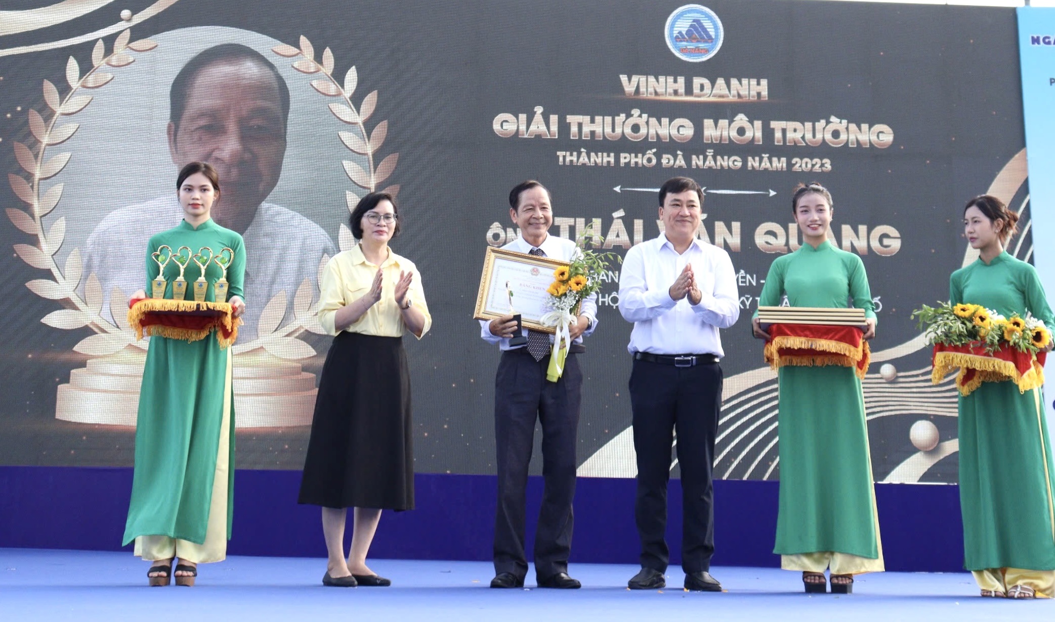 Ông Thái Văn Quang (giữa) được UBND thành phố xét tặng và vinh danh giải thưởng Môi trường thành phố Đà Nẵng năm 2023. Ảnh: PV	