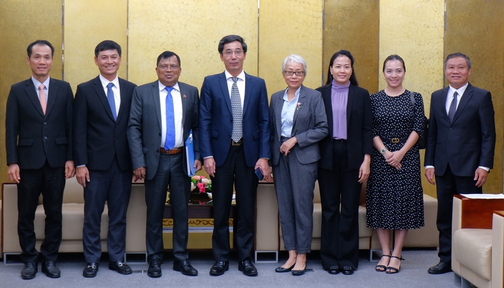 Vice Chairman of the municipal People's Committee Tran Chi Cuong (4th, left), Bangladeshi Ambassador to Viet Nam Mohammad Lutfor Rahman (3rd, left) and delegates posing for a group photo. Photo: https://danang.gov.vn/. 