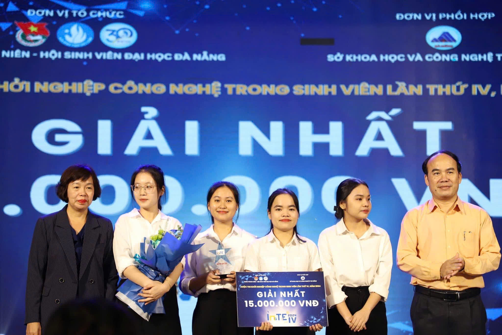 The first prize of the InTE_UD contest 2024 went to a group of students from the University of Science and Technology (Tran Hoang Nha Uyen, Nguyen Thi Quynh Nhi, Pham Thi My Tam) and the University of Economics (Tran Hoang Nha Quynh). Photo courtesy of the group