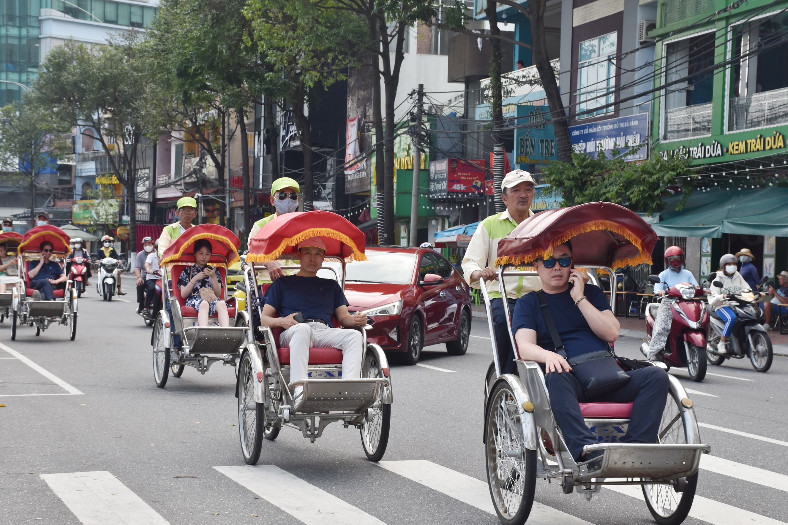 Các doanh nghiệp đang bổ sung, làm mới sản phẩm du lịch để đón mùa khách tàu biển. TRONG ẢNH: Du khách trải nghiệm tour xích lô quanh thành phố. Ảnh: THU HÀ