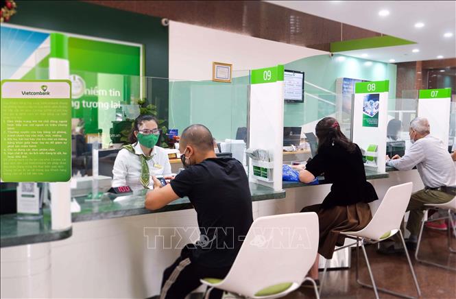 Khách hàng giao dịch tại Hội sở chính Vietcombank. Ảnh: Trần Việt/TTXVN