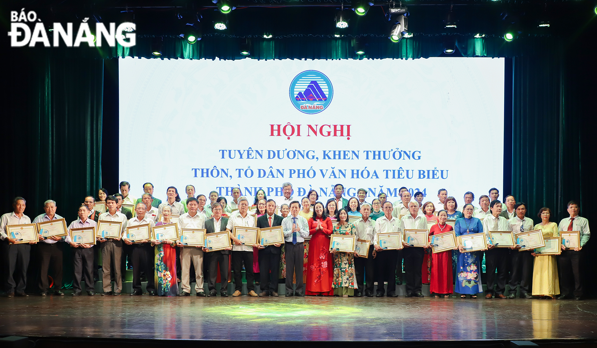 56 tổ dân phố, thôn văn hóa tiêu biểu thành phố năm 2024 được UBND thành phố vinh danh, khen thưởng. Ảnh: NGỌC PHÚ