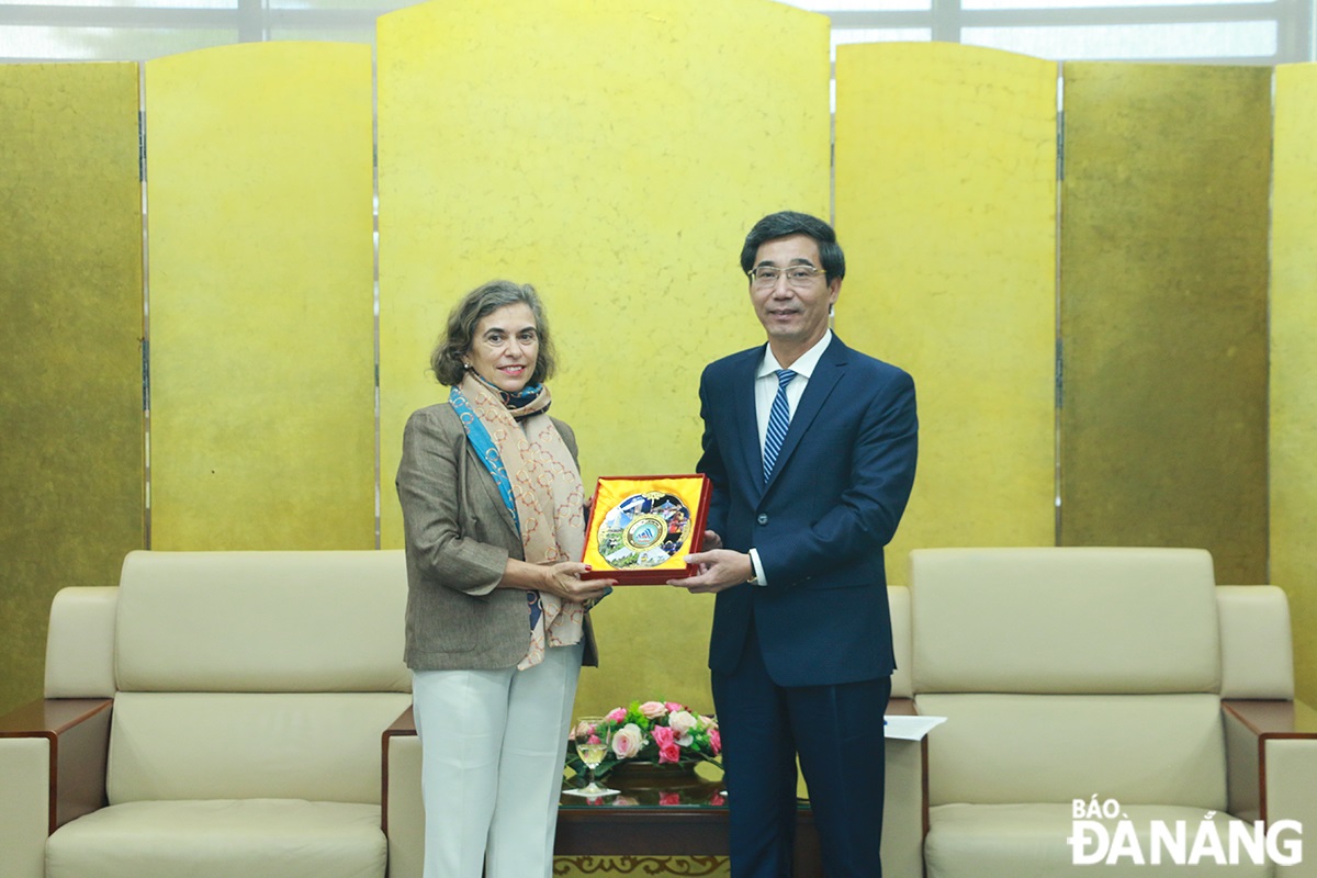 Da Nang People’s Committee Vice Chairman Tran Chi Cuong (right) presenting a souvenir gift to Spanish Ambassador to Viet Nam Carmen Cano De Lasala. Photo: THANH PHUONG