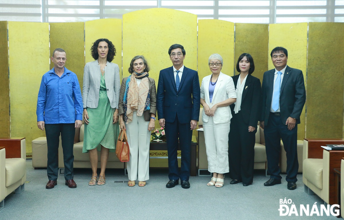 Da Nang People’s Committee Vice Chairman Tran Chi Cuong (middle) and the Spanish Embassy delegation posing for a group photo. Photo: T.P