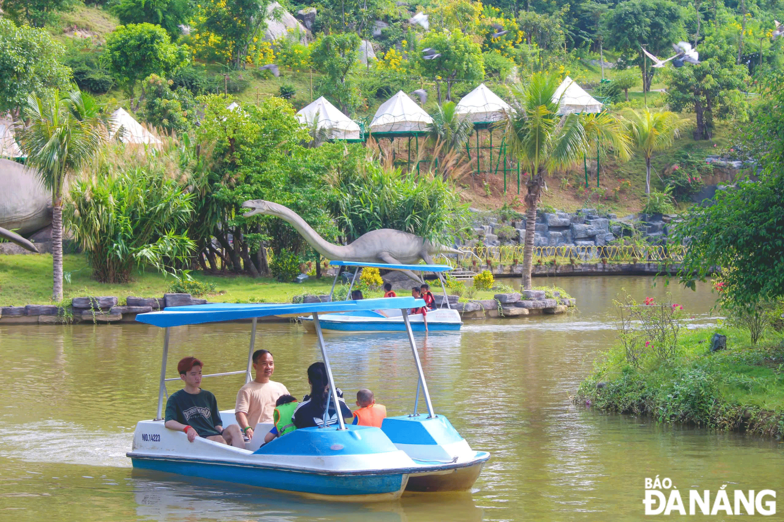 Tourists experience rowing at the Nui Than Tai Hot Spring Park. Photo: THU HA