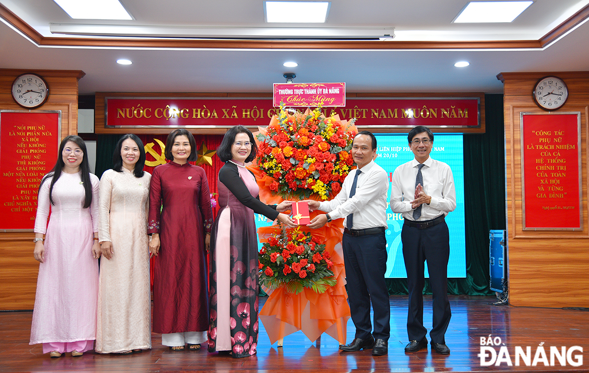 Standing Deputy Secretary of the Da Nang Party Committee Nguyen Dinh Vinh (second, right) and Head of the City Party Committee's Mass Mobilization Commission (first, right) presenting flowers and gifts to congratulate the Women's Union on the occasion of the 94th founding anniversary of the Viet Nam Women's Union (October 20, 1930 - October 20, 2024). Photo: X.D