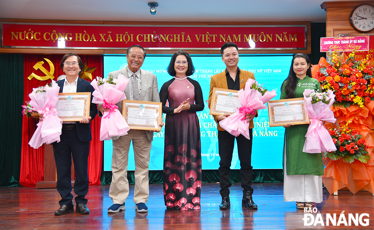 Leaders of the Da Nang Women's Union awarding Certificates of Merit to individuals in recognition of their outstanding achievements in the songwriting contest praising Vietnamese women/mothers and the national women's startup contest in 2024. Photo: X.D