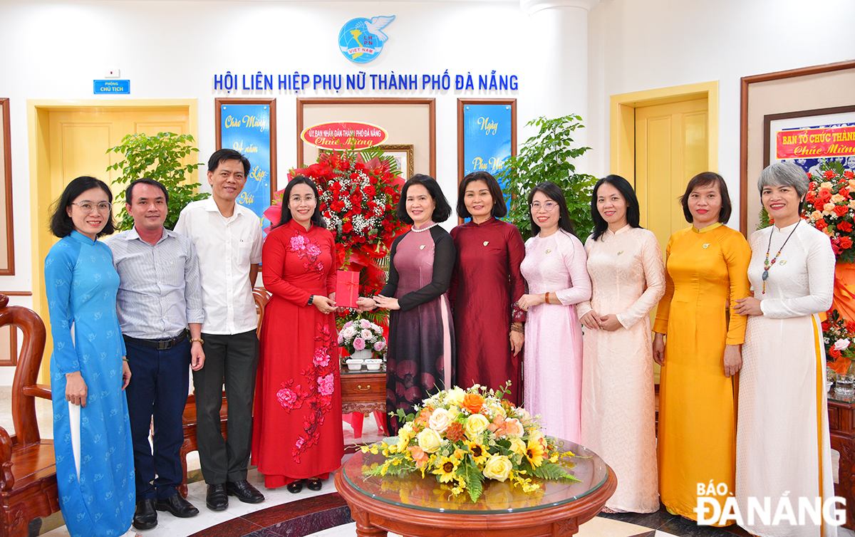 Vice Chairwoman of the Da Nang People's Committee Nguyen Thi Anh Thi (4th, left) presented flowers to congratulate the municipal Women's Union. Photo: X.D