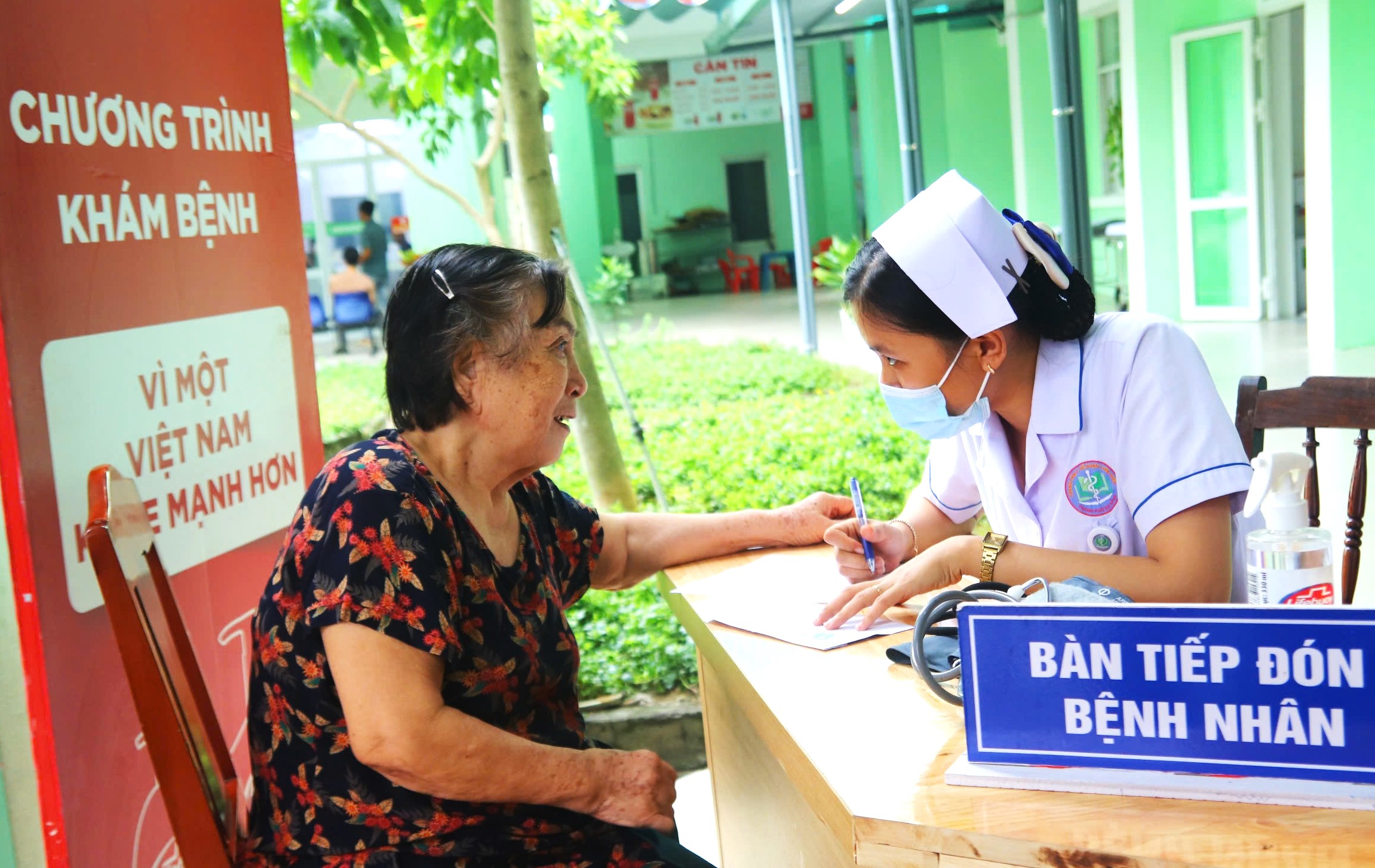 Người dân trên địa bàn quận Liên Chiểu tham gia các hoạt động khám bệnh và phát thuốc miễn phí tại Trung tâm Y tế quận. Ảnh: ĐẮC MẠNH