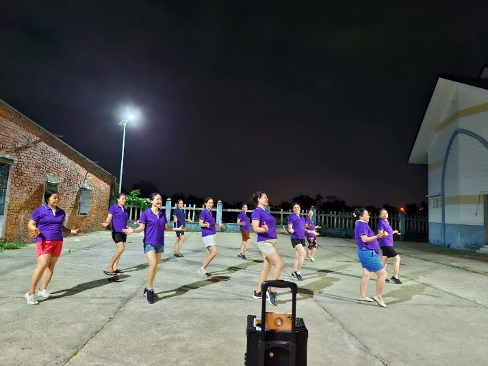 People exercise at night, using solar-powered light at the community house in Giang Nam 1 Village, Hoa Phuoc Commune, Hoa Vang District, Da Nang. Photo: TRAN TRUC