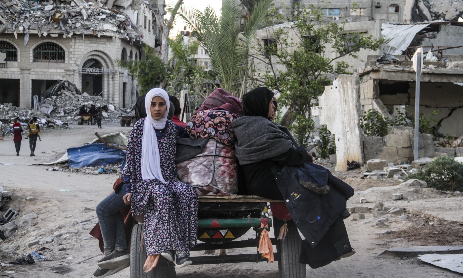 Người Palestine di tản sau các cuộc tấn công của Israel vào trại tị nạn Jabalia.Ảnh: Anadolu/Getty Images