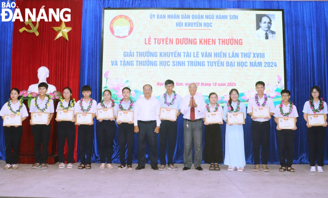 Pupils receiving the Le Van Hien Talent Encouragement Award for the 2023-2024 school year. Photo: NGOC HA