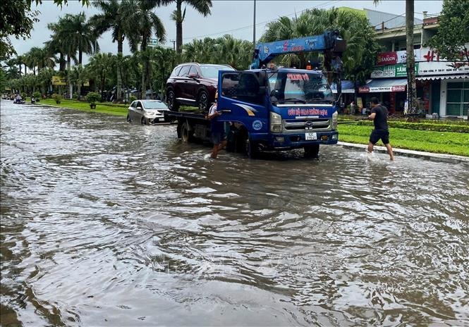 Một số đoạn trên đường Hùng Vương bị ngập nước.