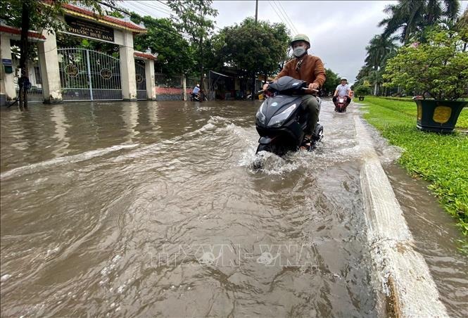 Một số đoạn trên đường Hùng Vương bị ngập nước.