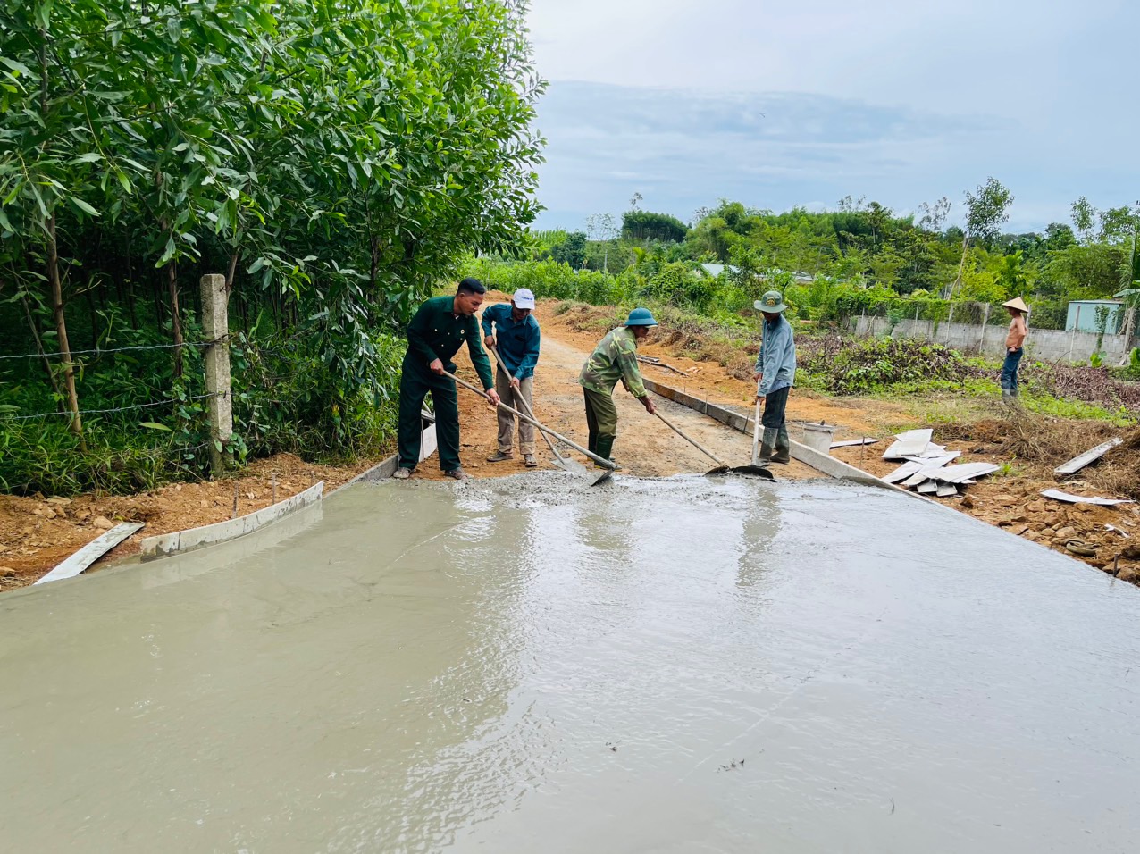 Chi hội cựu chiến binh thôn Diêu Phong (xã Hòa Nhơn, huyện Hòa Vang) phối hợp thi công tuyến đường giao thông kiệt, hẻm trên địa bàn thôn.  Ảnh: ĐVCC	