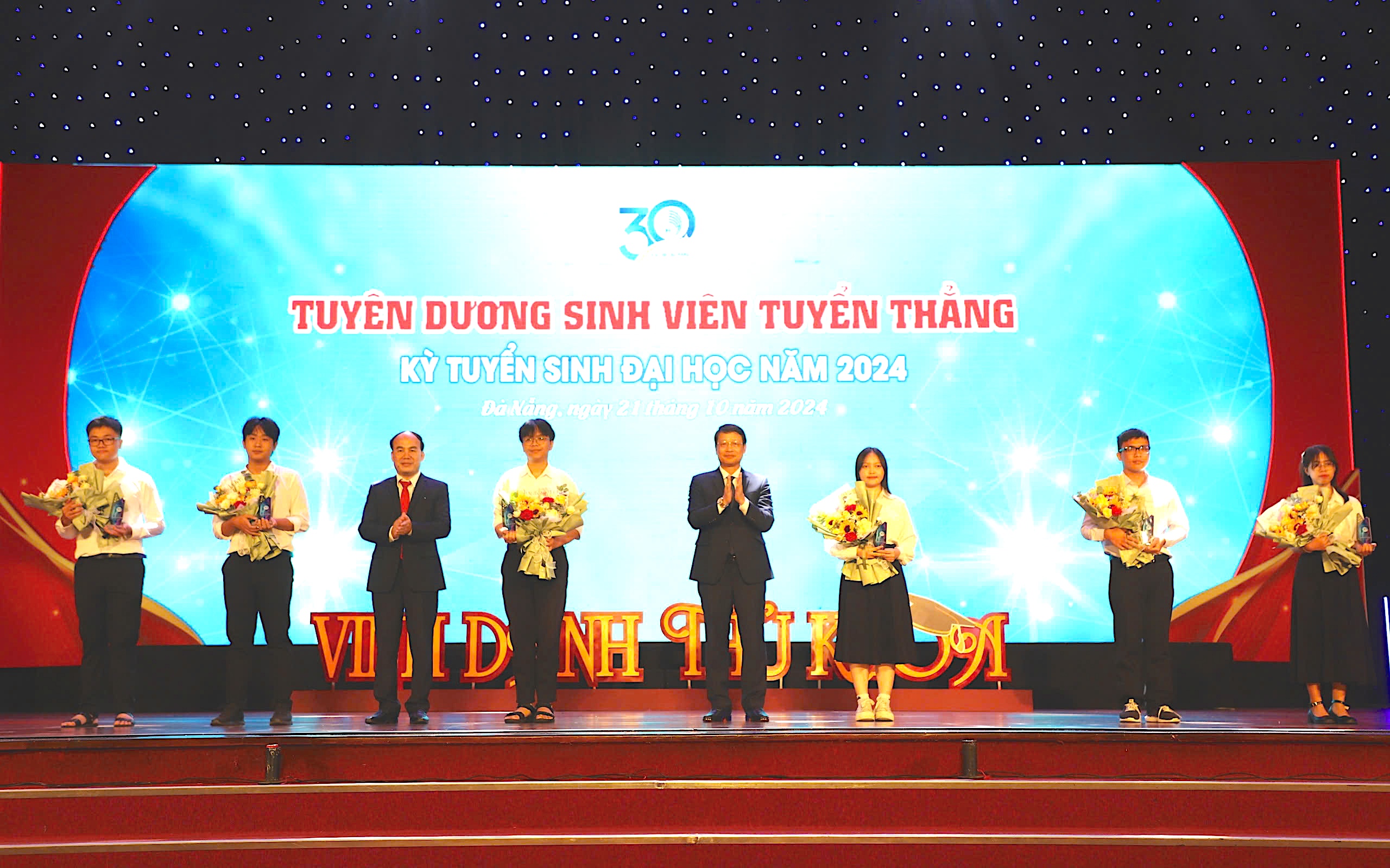 Chairman of the municipal People's Council Ngo Xuan Thang (fifth, left) and leaders of the University of Da Nang awarding prizes to outstanding students. Photo: N.H