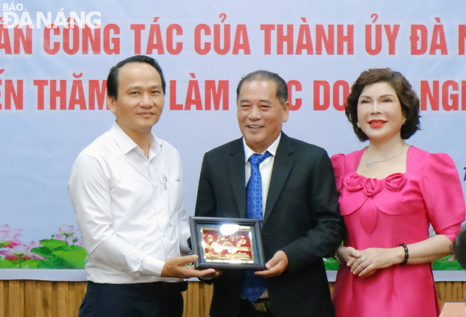 Phó Bí thư Thường trực Thành ủy Nguyễn Đình Vĩnh (đầu tiên, bên trái) tặng quà lưu niệm cho ban giám đốc Công ty TNHH Thanh Phú. Ảnh: M.Q