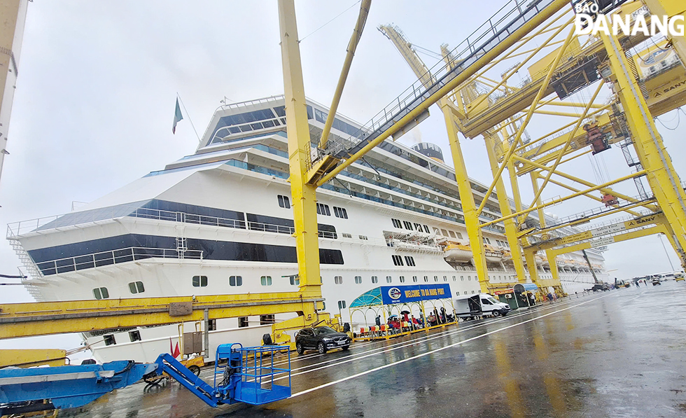 The Costa Serena cruise ship can accommodate 3,500 - 4,000 passengers and crew members per trip. In the photo: The ship docks at the Tien Sa Port, Da Nang. Photo: THU HA