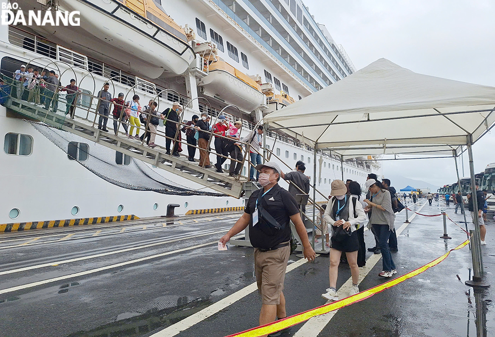 During their stay in Da Nang, the cruise ship passengers visit some of the city's popular tourist attractions. Photo: THU HA