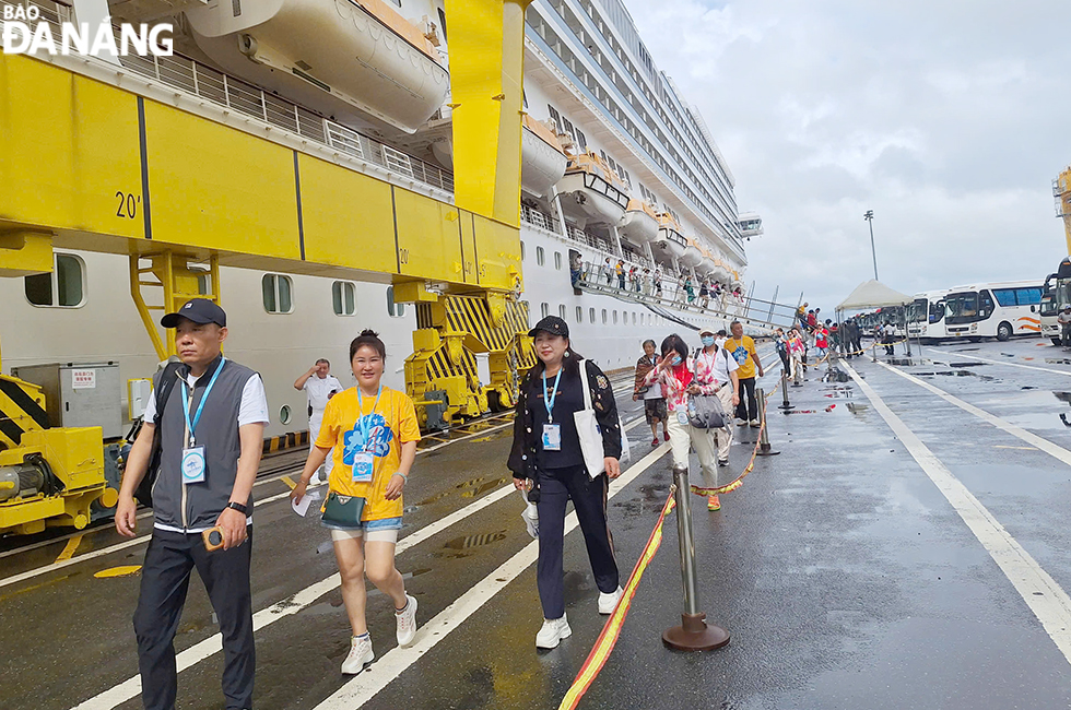 Cruise ship passengers have nearly a day to go sightseeing, go shopping, and relaxation. Photo: THU HA