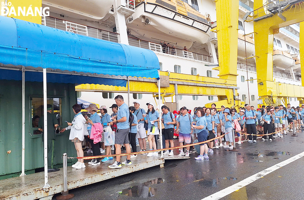 Cruise ship passengers complete immigration procedures at the Tien Sa Port. Photo: THU HA