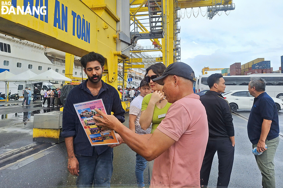 Tour guides pick up guests right at the port or a shuttle bus takes them to the city centre to begin their sightseeing and shopping journey in the city. Photo: THU HA