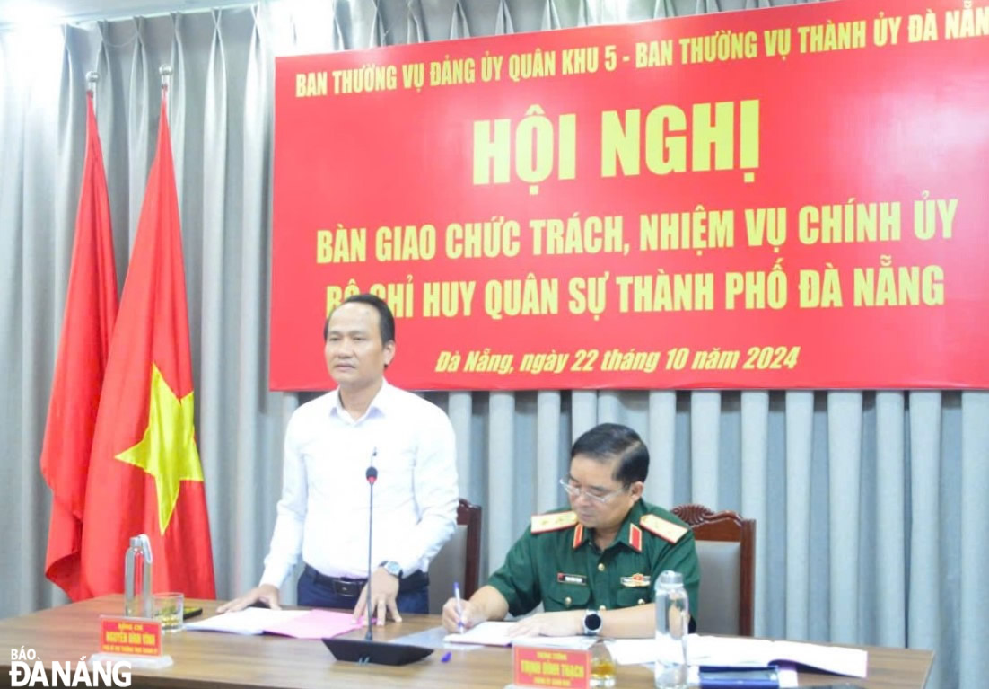 Phó Bí thư Thường trực Thành ủy Nguyễn Đình Vĩnh (bên trái) phát biểu tại buổi bàn giao.