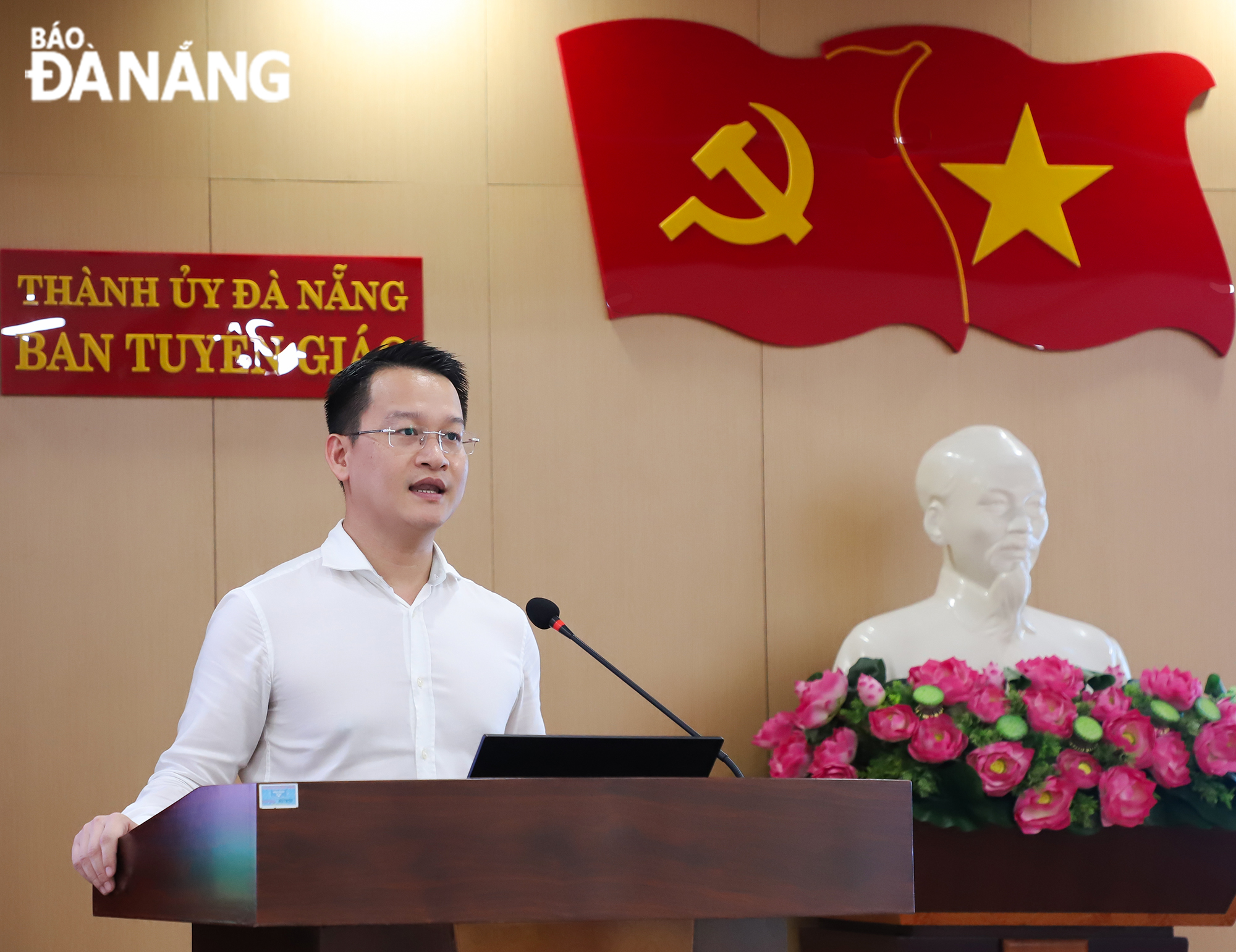 Deputy Head of the Da Nang Party Committee's Commission for Publicity and Education Nguyen Manh Dung speaking at the meeting. Photo: NGOC PHU