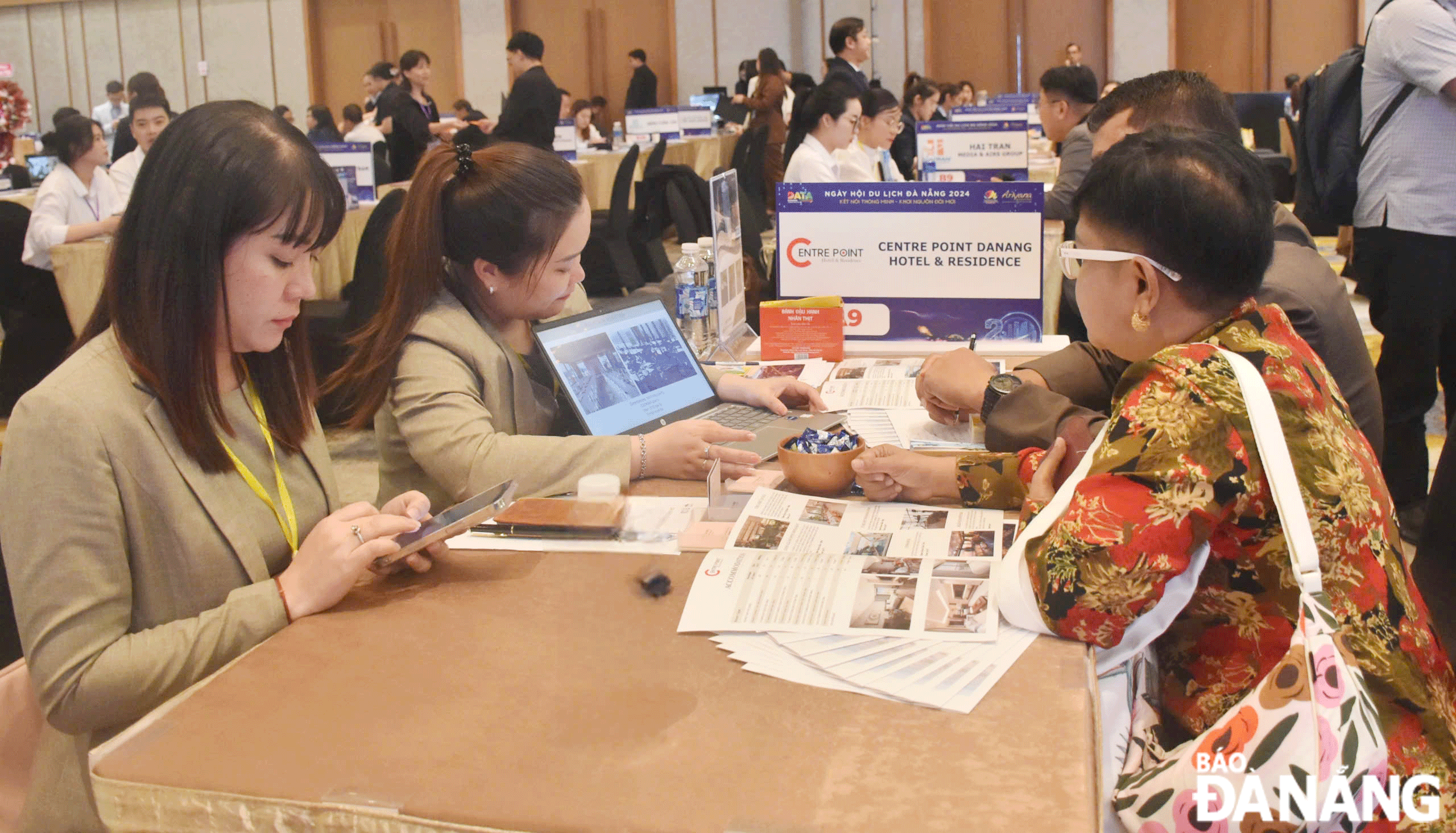 Travel agencies and tourism service providers are boosting digital transformation to bring more convenience to tourists. IN PHOTO: Businesses met and connected at the recent Da Nang Tourism Festival 2024. Photo: THU HA