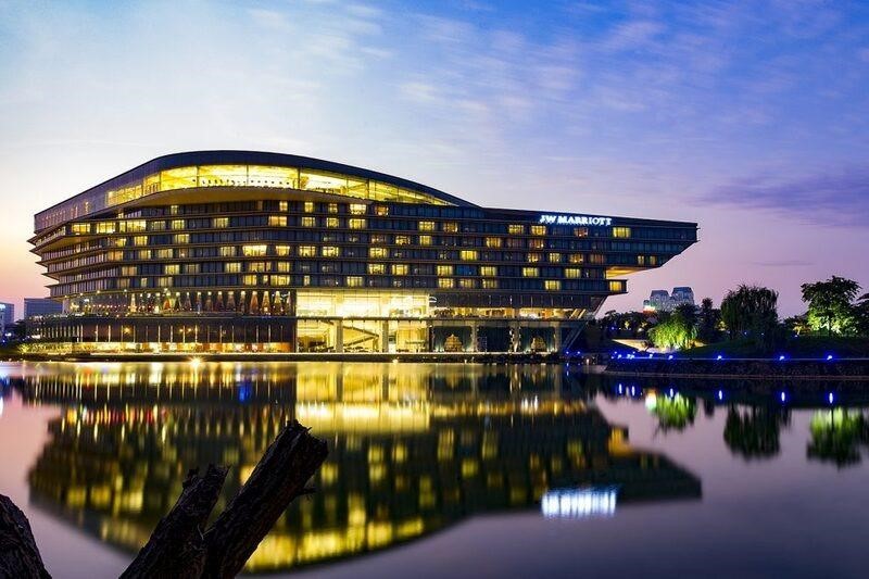 Vẻ đẹp lộng lẫy của JW Marriott Hotel Hanoi về đêm.