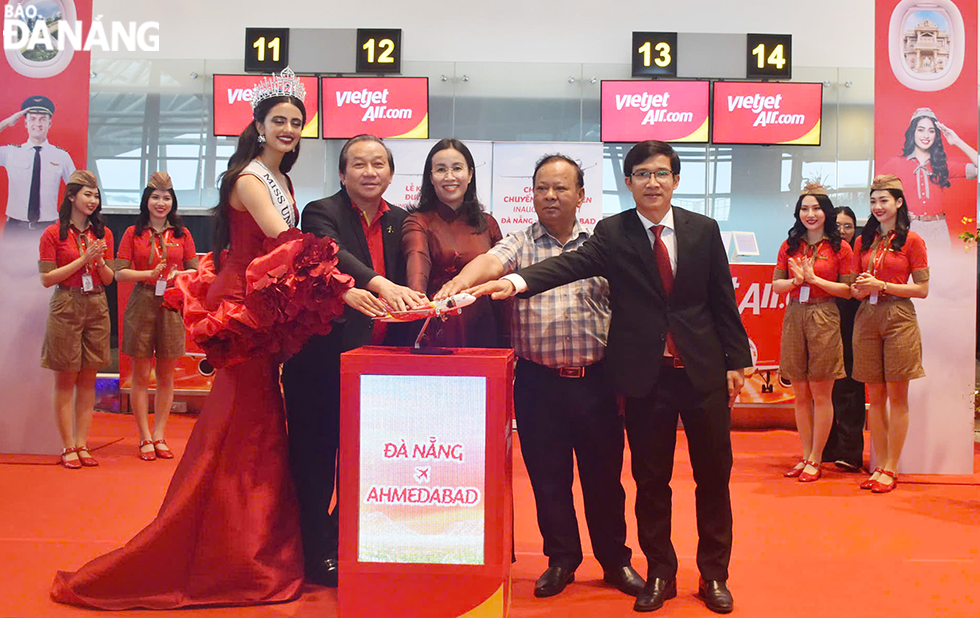 Vice Chairwoman of the Da Nang People's Committee Nguyen Thi Anh Thi (middle) and representatives of departments, agencies, and businesses press the button to launch the Da Nang - Ahmedabad route. Photo: THU HA