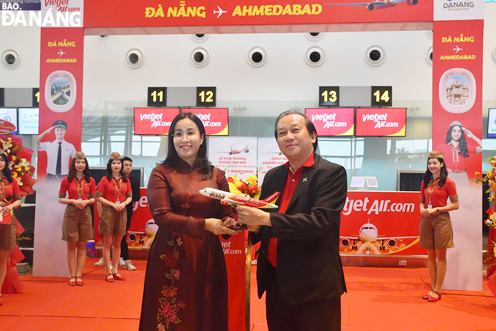  Mr. Do Xuan Quang (right), Deputy General Director of Vietjet, presents a souvenir to Vice Chairwoman of the City People's Committee Nguyen Thi Anh Thi. Photo: THU HA