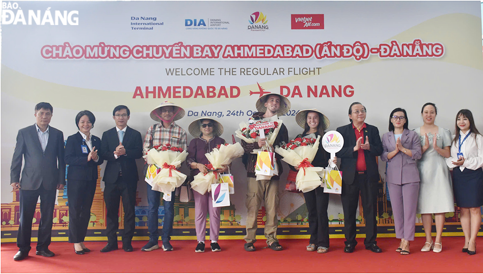 The first passengers on the newly-launched flight were offered flowers and souvenirs, as well as enjoyed specials artistic performances, at Da Nang International Airport. Photo: THU HA. 