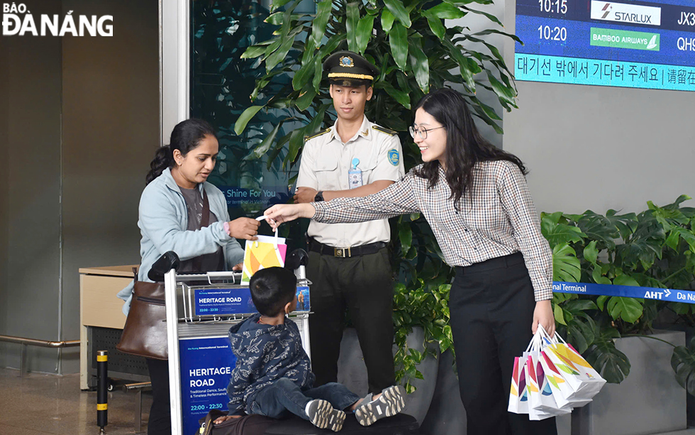 Air passengers were greeted with gifts, check-in photos, and music performances upon their arrival at the Da Nang International Airport