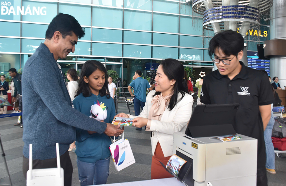 Many Indian tourists enjoyed taking quick check-in photos at Da Nang International Airport. Photo: THU HA