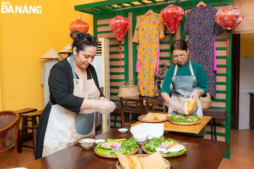 KOL Ekta Sandhir experiencing how to make 'banh mi' and enjoying this typical Vietnamese dish.