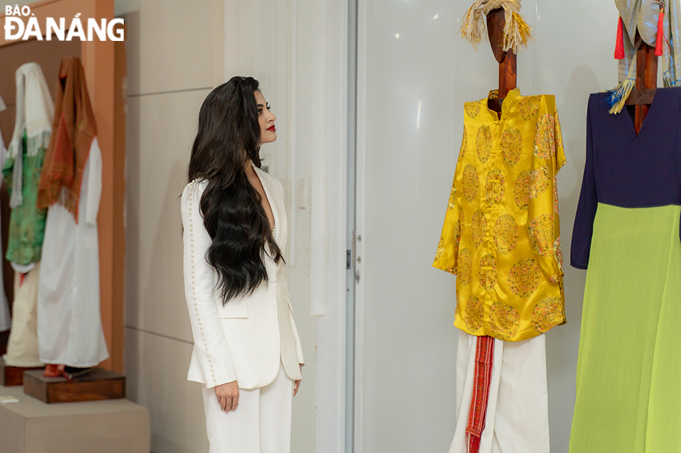 During her stay in Da Nang, Miss Rhea Singha learning about the local culture and cuisine. In the photo: Miss Rhea Singha at the Museum of Cham Sculpture.