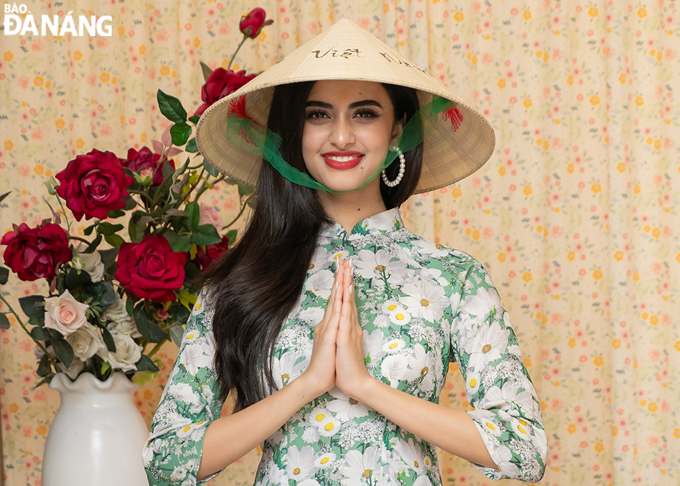 'Ao dai' is one of the must-have outfits for foreigners when visiting Da Nang. In the photo: Miss Universe India Rhea Singha in 'Ao dai'.