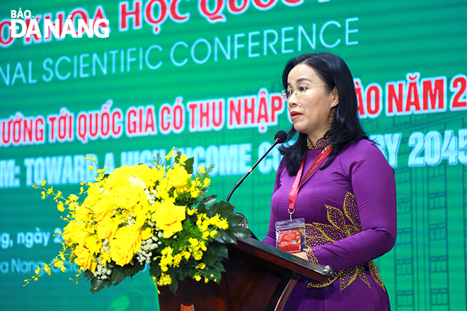 Da Nang People's Committee Vice Chairwoman Nguyen Thi Anh Thi addresses the workshop. Photo: NGOC HA