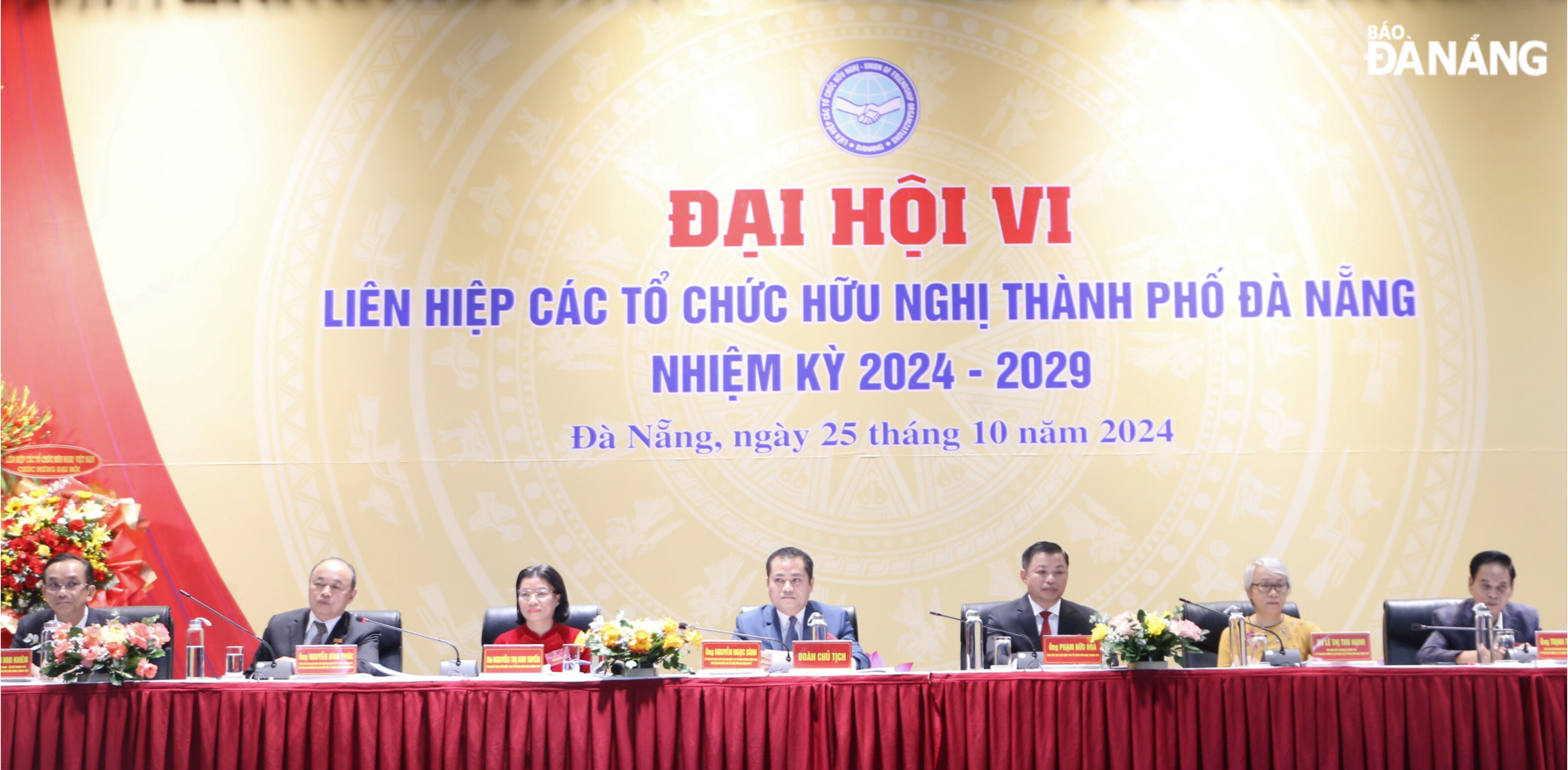 Đoàn chủ tịch chủ trì đại hội. Ảnh: XUÂN HẬU