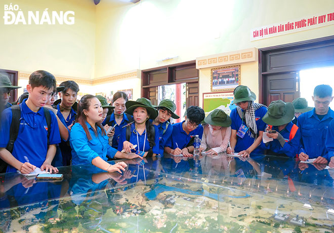 Hội viên thanh niên quận Liên Chiểu tìm hiểu di tích lịch sử tại khu căn cứ lõm cách mạng B1 Hồng Phước. Ảnh: L.P	