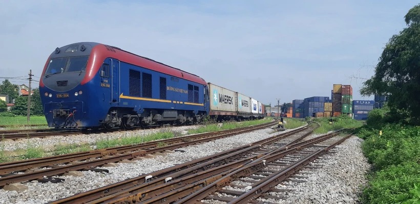 Một đoàn tàu chở hàng container kết nối sang Trung Quốc. (Ảnh: PV/Vietnam+)