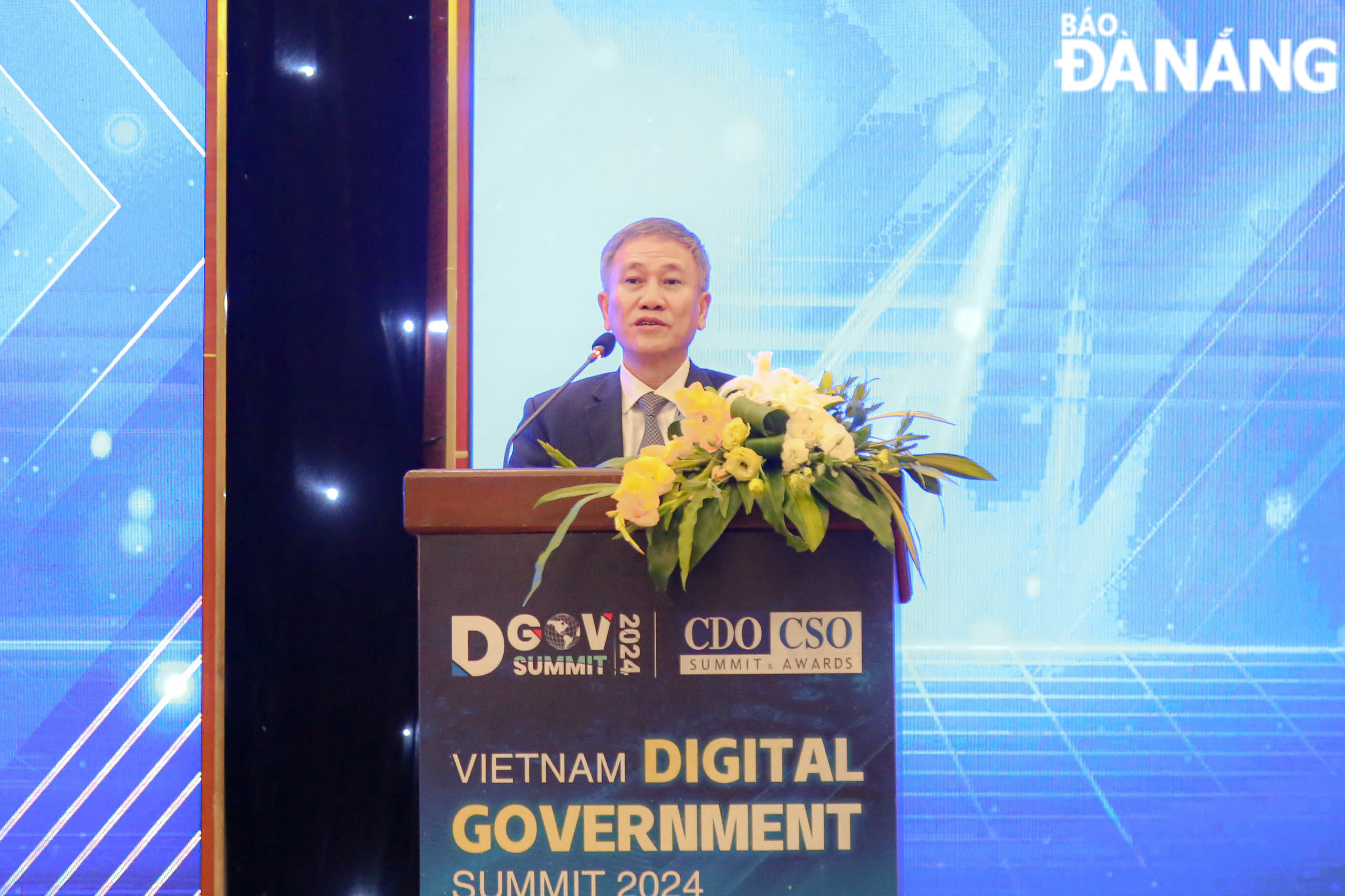 Director of the Da Nang Department of Information and Communications Nguyen Quang Thanh highly appreciated the contributions made by honorees at this year's event. Photo: MAI QUE