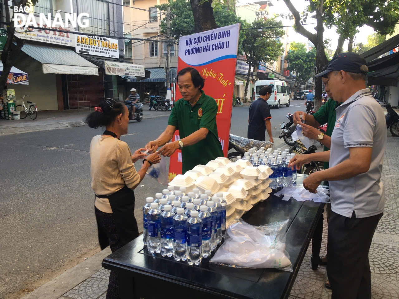 “Bữa sáng nghĩa tình” giúp cho người lao động, công nhân, người nhà bệnh nhân có những suất ăn sáng miễn phí, đầy đủ dinh dưỡng.