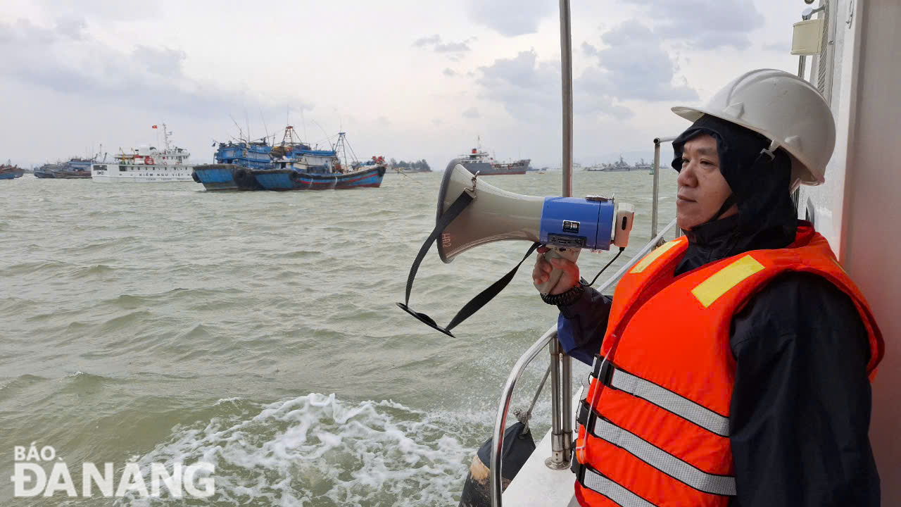 Các lực lượng chức năng thông báo, hướng dẫn tàu thuyền vào tránh trú bão. Ảnh: HOÀNG HIỆP