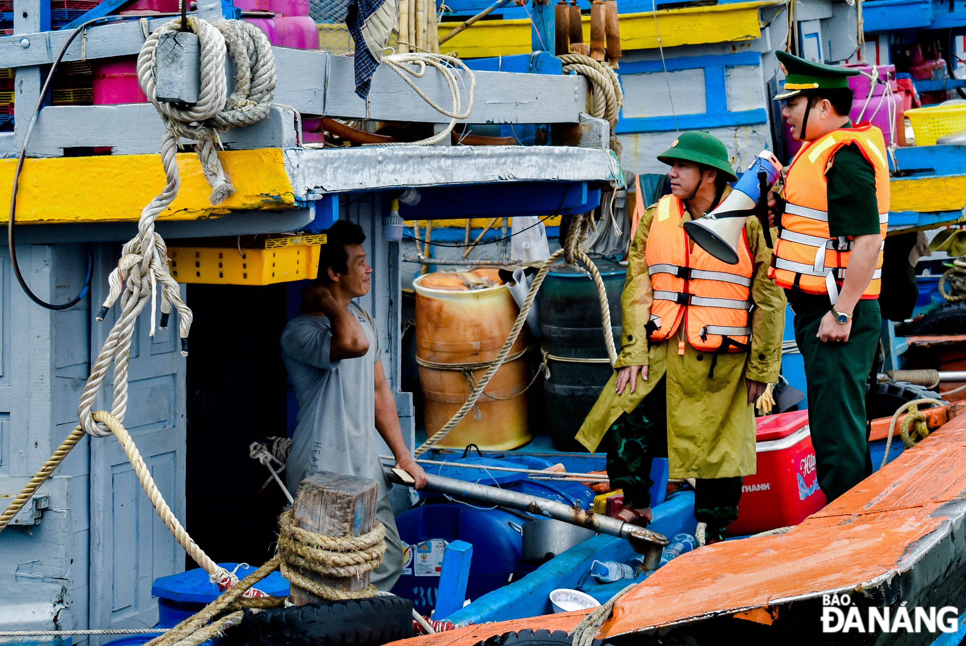 Da Nang's border guards mobilised fishermen to safer places.