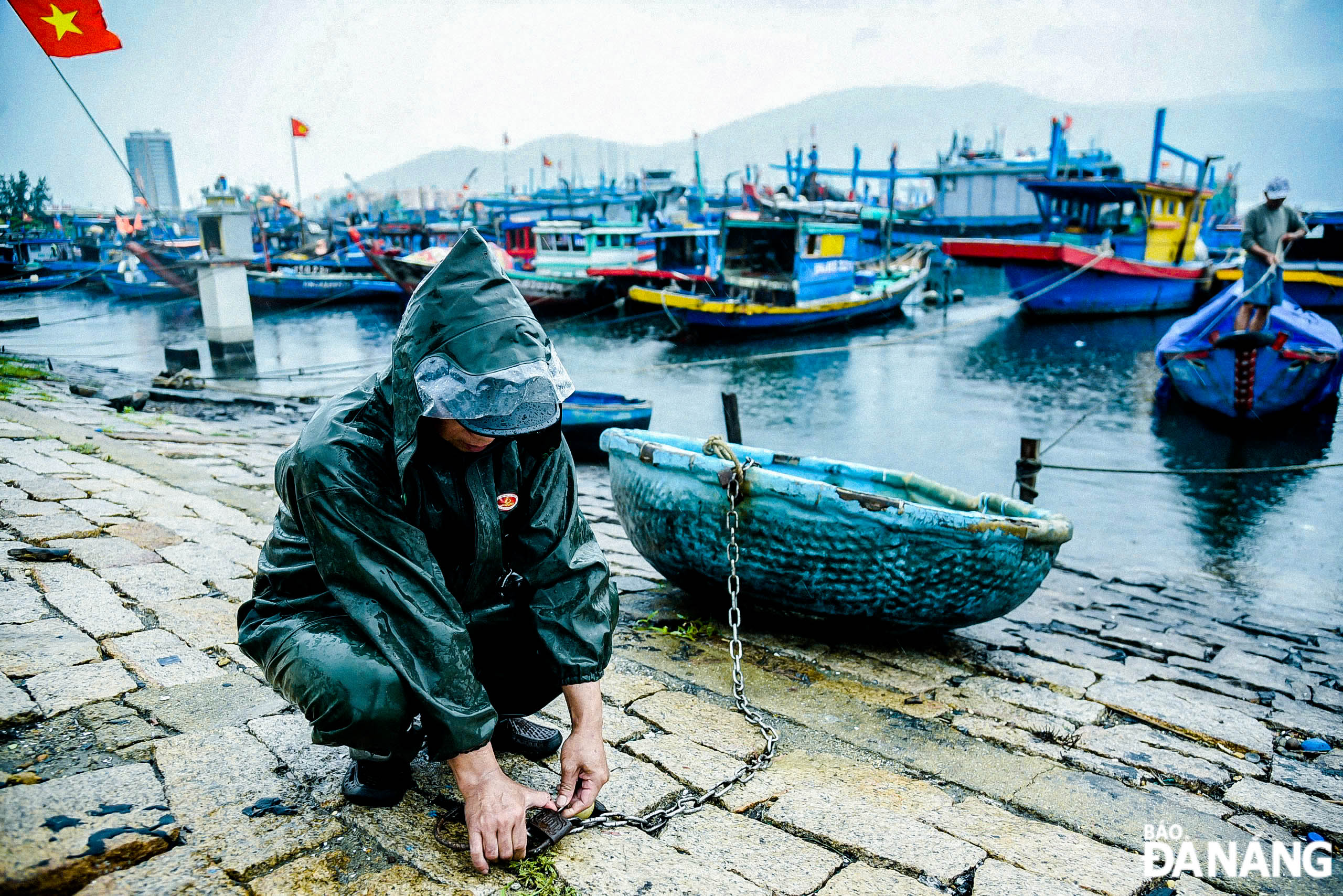 The work of anchoring and reinforcing ships at the Tho Quang Fishing Wharf was done urgently and seriously.