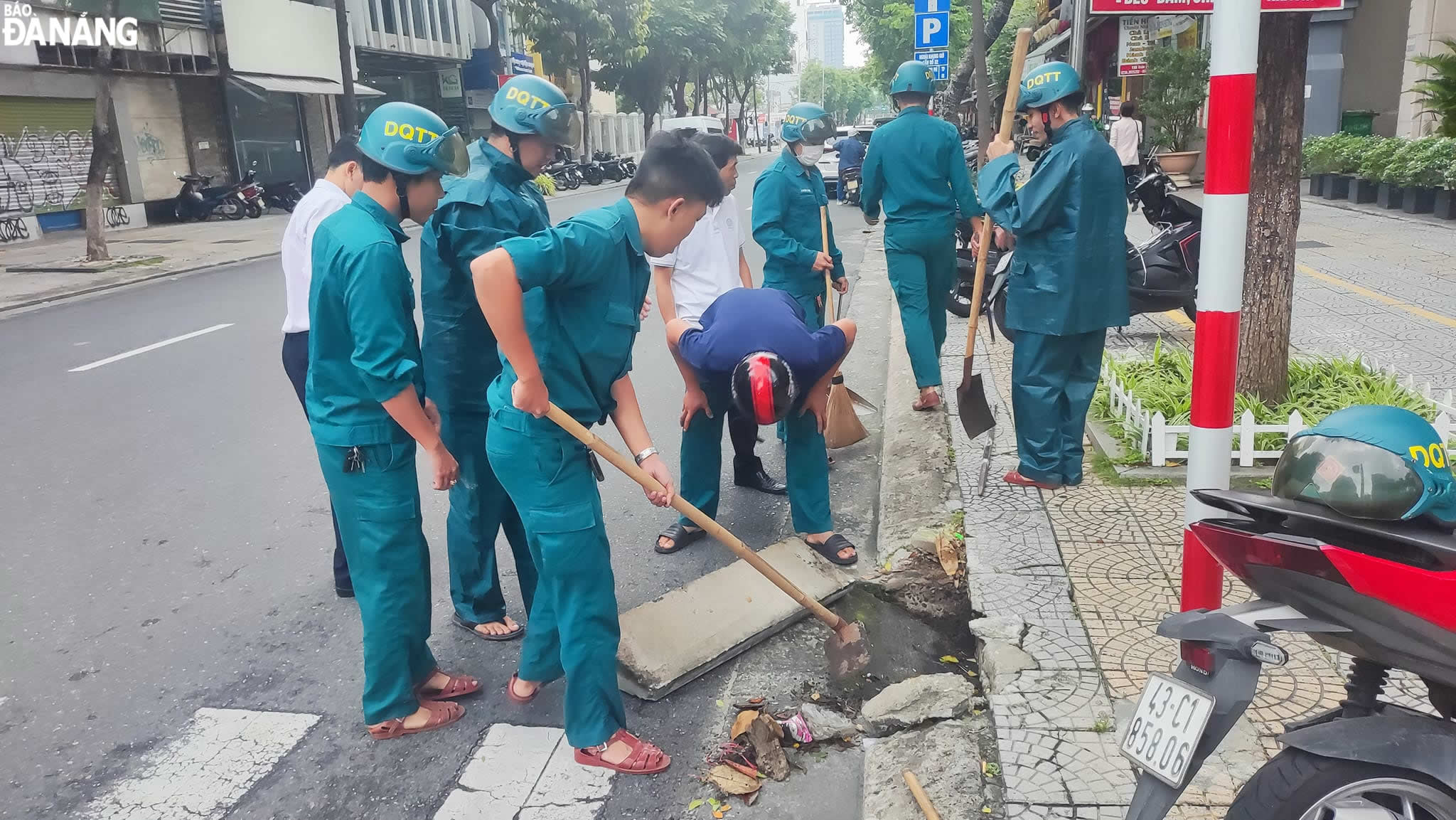 Lực lượng dân quân phường Phước Ninh (quận Hải Châu) ra quân nạo vét, khơi thông các cửa thu nước bị tắt nghẽn để phòng mưa lớn gây ngập úng đô thị.