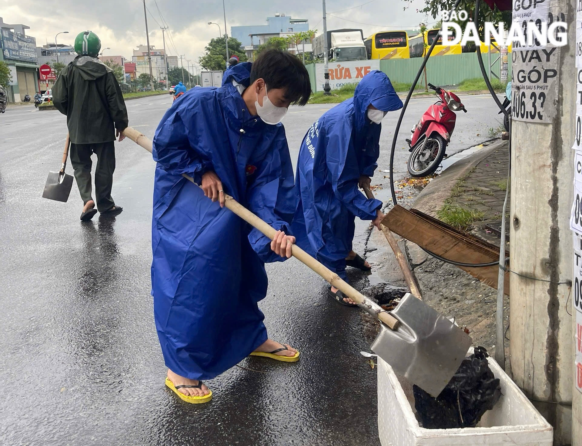 Đội thanh niên tình nguyện phường Hòa Minh ra quân khơi thông dòng chảy trước bão.