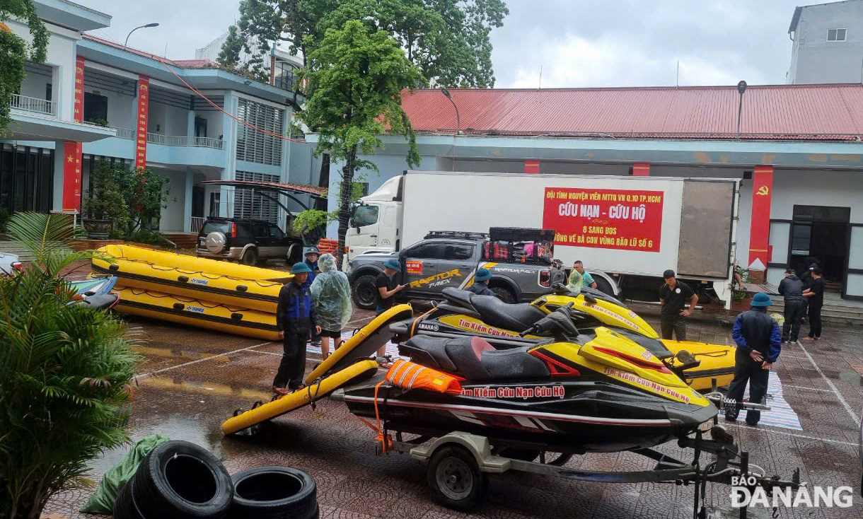 Thuyền phao, mô tô nước... đã được triển khai tại phường Hòa Khánh Nam (quận Liên Chiểu) để sẵn sàng phục vụ công tác cứu nạn, cứu hộ. Ảnh: H.H